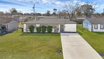 2126 Hillshire Dr in Deer Park, TX - Building Photo