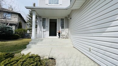 144 Lakeview Shores Crt in Chestermere, AB - Building Photo - Building Photo