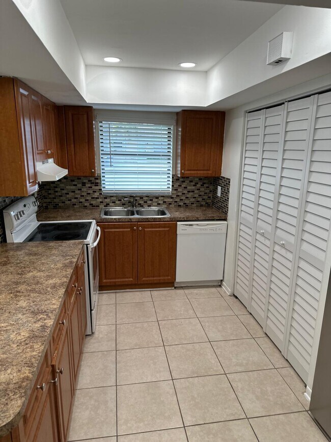 1253 White Pine Dr in Wellington, FL - Building Photo - Building Photo