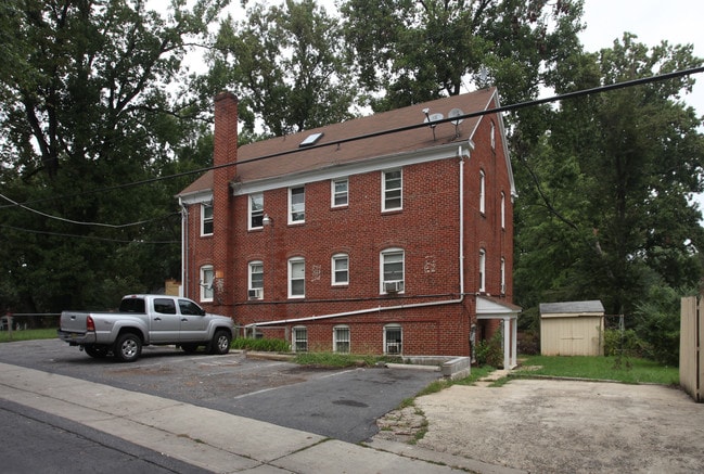 8401 Flower Ave in Takoma Park, MD - Foto de edificio - Building Photo