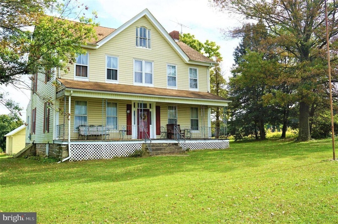 1009 Muddy Creek Forks Rd in Airville, PA - Building Photo