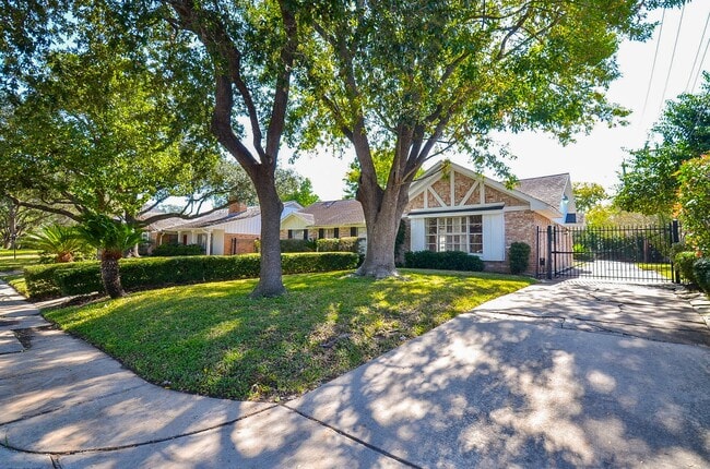 7923 Burgoyne Rd in Houston, TX - Building Photo - Building Photo