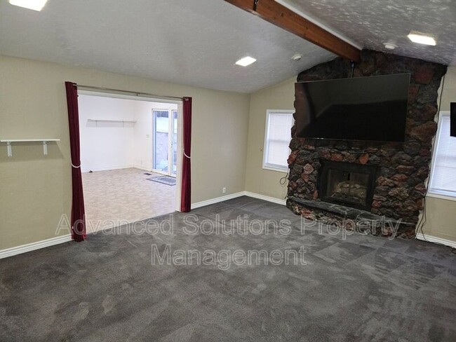 4827 Southridge Dr in Taylorsville, UT - Building Photo - Building Photo