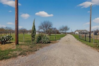 16731 Flow Rd in Krum, TX - Building Photo - Building Photo