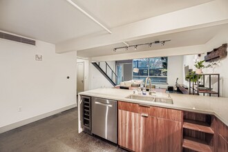 3104 Western Ave in Seattle, WA - Foto de edificio - Building Photo