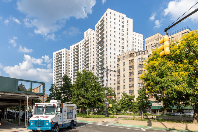 Executive Towers in Bronx, NY - Foto de edificio - Building Photo