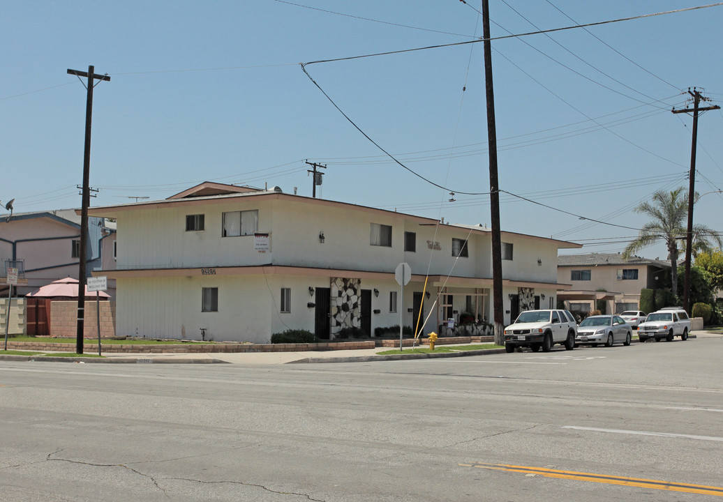 12517 Old River School Rd in Downey, CA - Building Photo