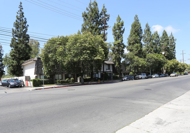 18560 Vanowen St in Reseda, CA - Building Photo - Building Photo