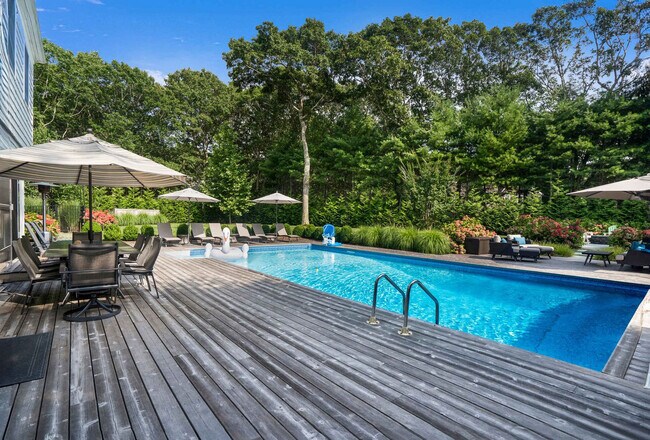 30 Old Fish Cove Rd in Southampton, NY - Building Photo - Building Photo