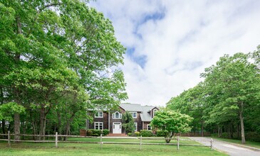 1 Mountain Laurel Ln in Southampton, NY - Building Photo - Building Photo