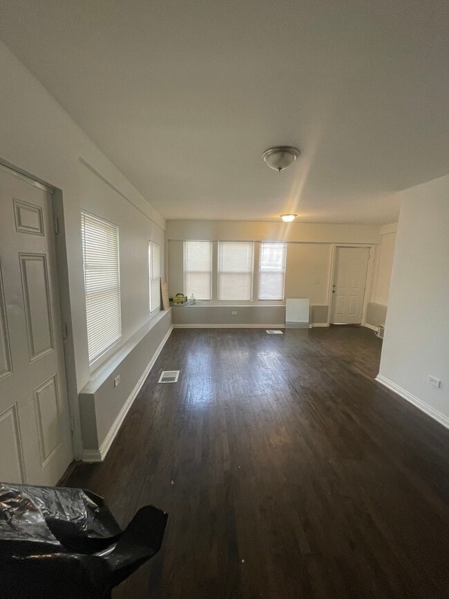 7414 S Colfax Ave in Chicago, IL - Building Photo - Building Photo