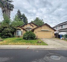 7104 Saltgrass Way in Elk Grove, CA - Building Photo