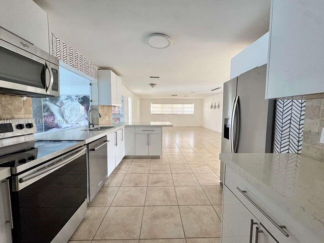 19410 NE 19th Ave in North Miami Beach, FL - Foto de edificio - Building Photo