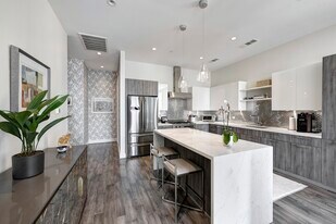 1211 Caroline St in Houston, TX - Building Photo