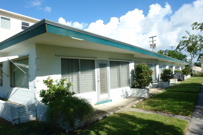 Lake Front in Lake Worth, FL - Foto de edificio - Building Photo