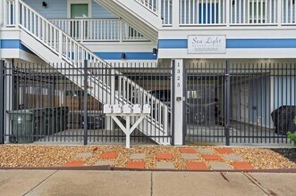 1325 35th St, Unit 4 in Galveston, TX - Building Photo - Building Photo