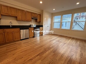 378 Harvard St, Unit 3 in Cambridge, MA - Building Photo - Building Photo