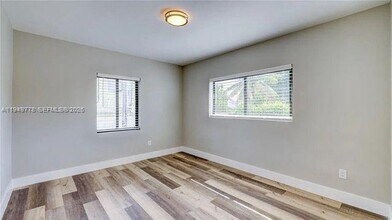 1050 SW 11th St in Miami, FL - Foto de edificio - Building Photo