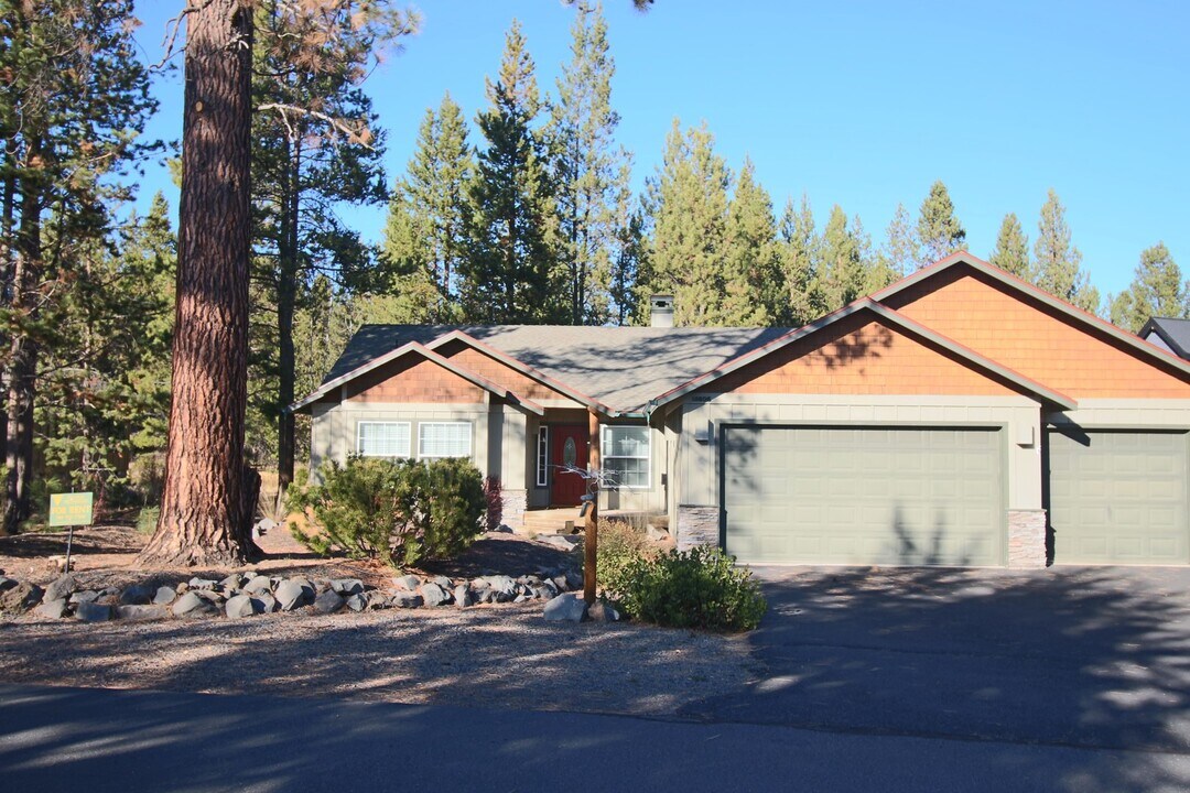 16806 Pony Express Way in Bend, OR - Building Photo