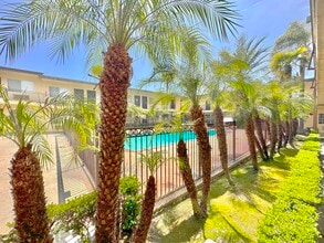 Maple Courtyard in Pomona, CA - Foto de edificio - Building Photo