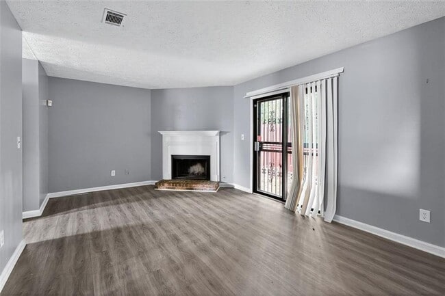 5957 Friar Ct in Atlanta, GA - Foto de edificio - Building Photo