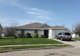 Breckenridge Village in Ennis, TX - Building Photo - Building Photo