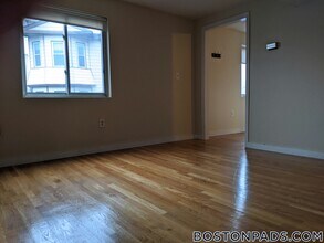 385 Dorchester St, Unit B4 in Boston, MA - Building Photo - Building Photo