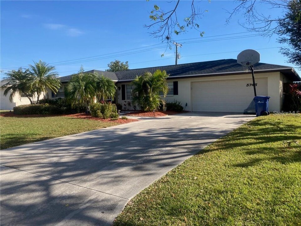 5745 Augusta Cir in Sarasota, FL - Building Photo