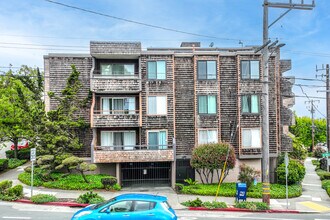 696 Athol Ave in Oakland, CA - Foto de edificio - Building Photo