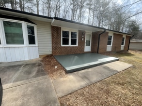 5133 Butterfield Dr in Winston-Salem, NC - Foto de edificio - Building Photo