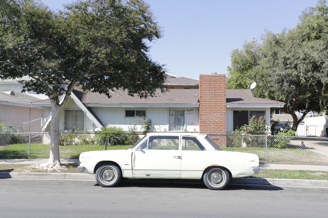 17121 Oak Ln in Huntington Beach, CA - Building Photo