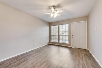 608 N Oak St in Arlington, TX - Building Photo - Building Photo