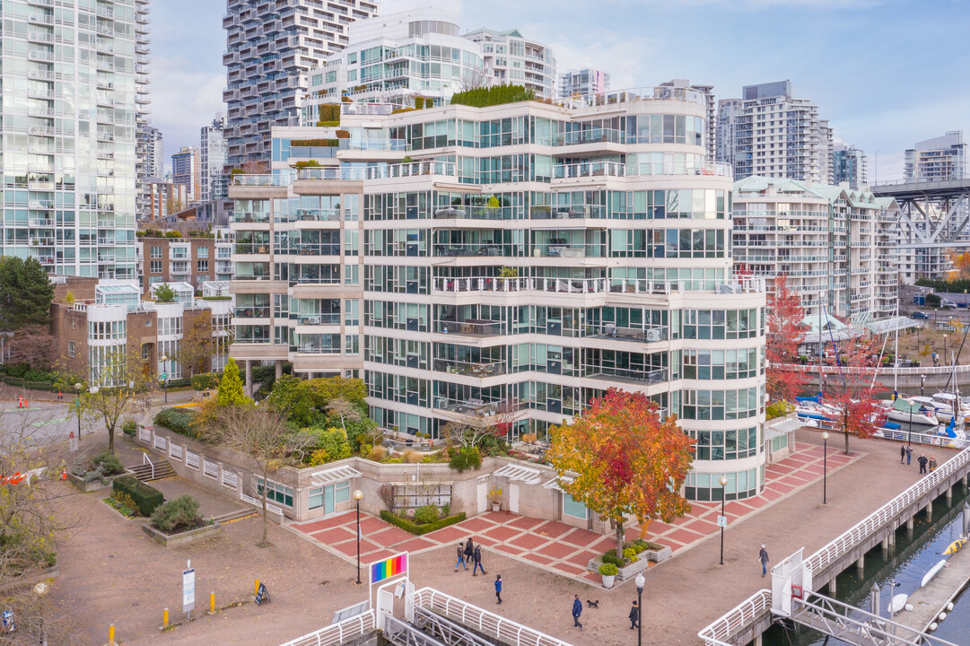Yacht Harbour Pointe in Vancouver, BC - Building Photo