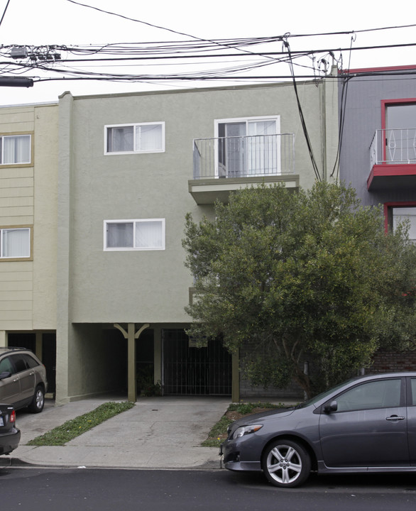 649 Sylvan St in Daly City, CA - Foto de edificio