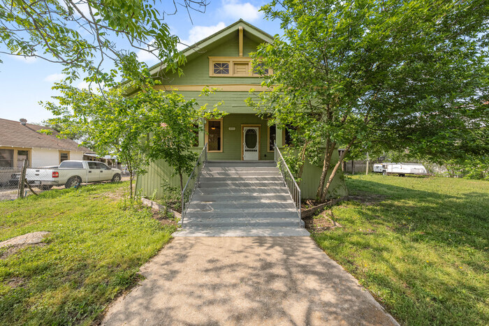 433 Davilla St in Bartlett, TX - Foto de edificio