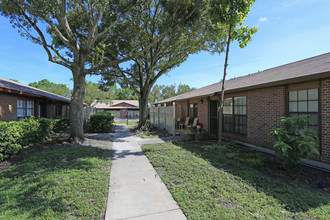 Cottage Court Apartments in Port Richey, FL - Foto de edificio - Building Photo