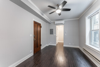 641 W Wrightwood Ave, Unit 214 in Chicago, IL - Building Photo - Building Photo