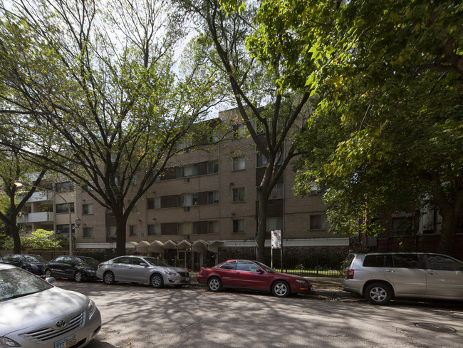 The Chalet in Chicago, IL - Building Photo - Building Photo