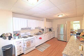 1809 Beacon St, Unit 3 in Brookline, MA - Foto de edificio - Building Photo