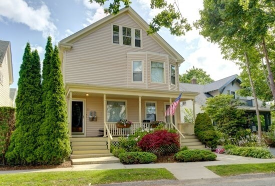 23 Berkeley Ave, Unit 2 in Newport, RI - Building Photo