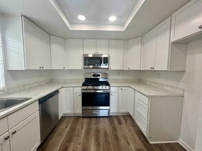 Parkview Apartments in Huntington Beach, CA - Foto de edificio - Building Photo