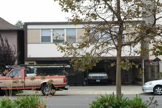 439 W MacArthur Blvd in Oakland, CA - Building Photo - Building Photo