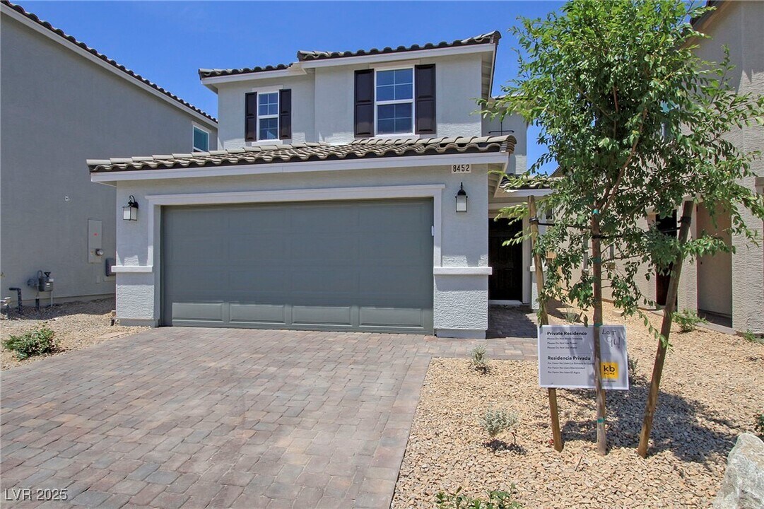 8452 Vulturo Ave in Las Vegas, NV - Building Photo