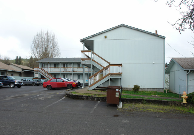 167 W 1st Ave in Sutherlin, OR - Foto de edificio - Building Photo