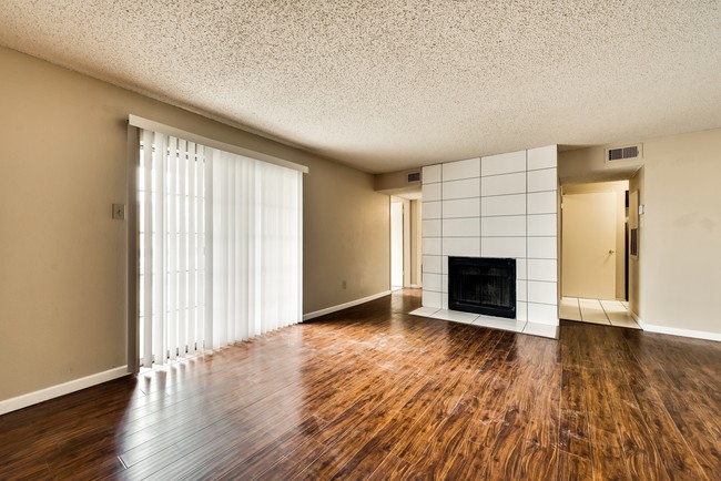 Creekbend Condominiums in Dallas, TX - Building Photo - Interior Photo