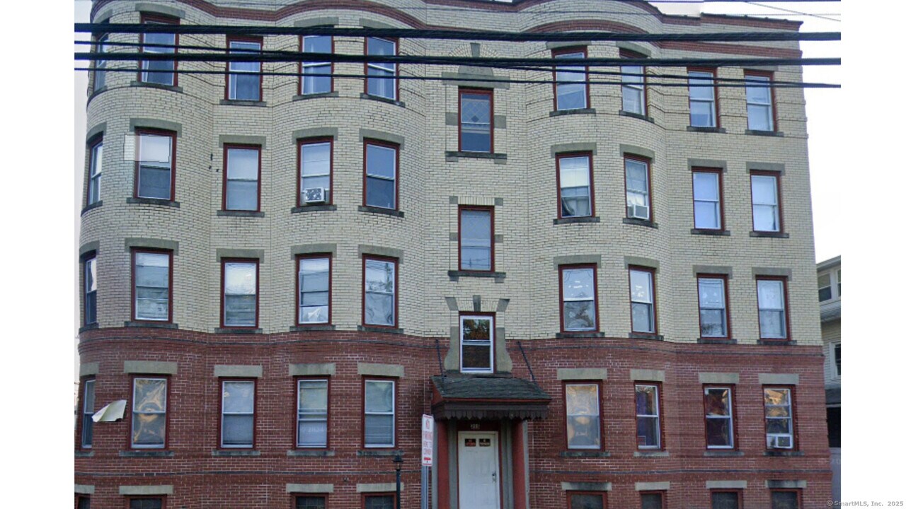 218 West St in Bristol, CT - Building Photo