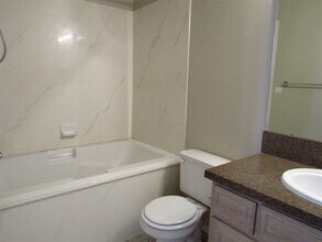 32 E 2200 S in Clearfield, UT - Foto de edificio - Building Photo