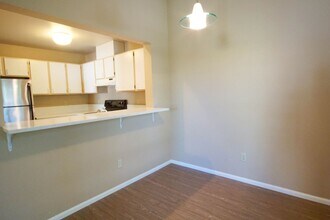 228 SW Meade St in Portland, OR - Building Photo - Building Photo