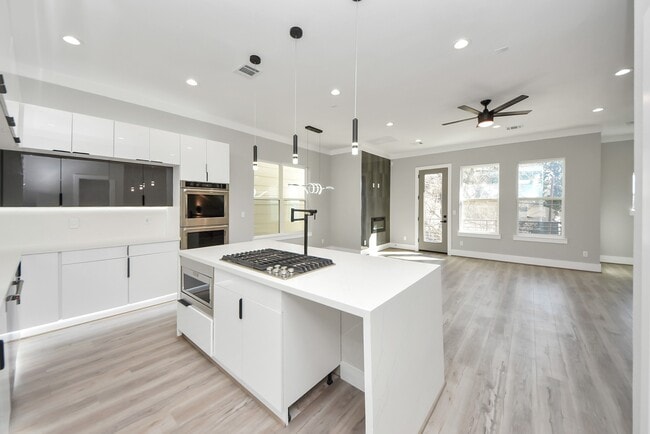 property at 604 W 28th St