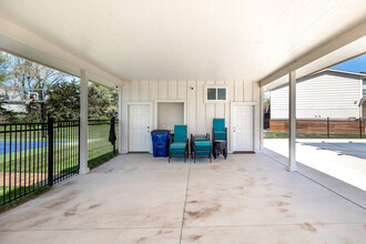 Jackson Heights Townhomes in Wichita, KS - Foto de edificio - Building Photo